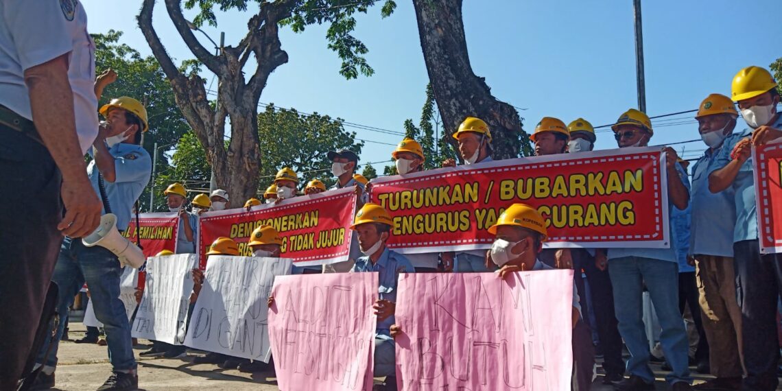Tak Terima Ketua Terpilih 4 Periode, Masa Aksi Koperbam Teluk Bayur Padang Lakukan Demonstrasi di DPRD