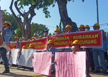Tak Terima Ketua Terpilih 4 Periode, Masa Aksi Koperbam Teluk Bayur Padang Lakukan Demonstrasi di DPRD