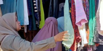 Jelang Lebaran, Pasar Pakaian Bekas di Pasar Raya Padang Dipadati Pembeli