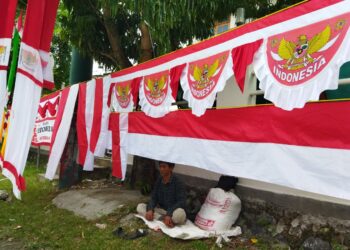 Jelang HUT ke-77 RI, Penjual Bendera Mulai Bermunculan di Kota Solok