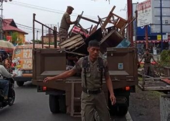 Satpol PP Padang Bongkar Lapak PKL di Taman Nanggalo, Siteba