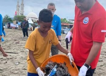 Gerakan Bersih Pantai dan Laut di Padang pungut sebanyak 2,1 ton sampah