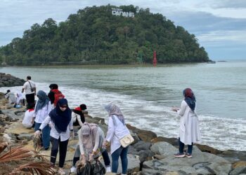 Semarakkan Perayaan Dies Natalis ke-67, Fakultas Kedokteran Unand Bersih-bersih Pantai Padang