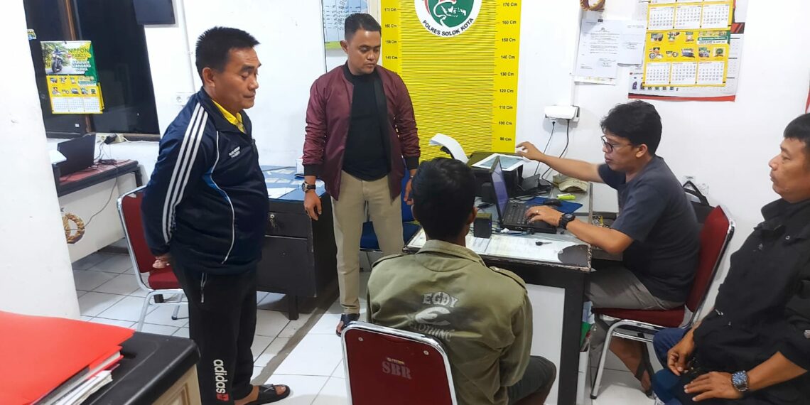 Berusaha Kabur dari Polisi, Tim Satres Narkoba Polres Solok Kota Amankan Seorang Pria terkait Dugaan Penyalahgunaan Narkoba di Kampung Jawa