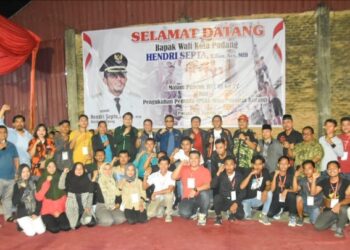 Pengurus Ikatan Pemuda Simpang Akhirat dikukuhkan Wako Hendri Septa pada malam puncak HUT RI ke-77 di Kuranji