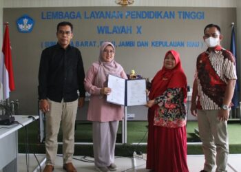 Junaidi dan Suryani, Dosen PNS Dpk LLDIKTI Wilayah X Terima SK Guru Besar