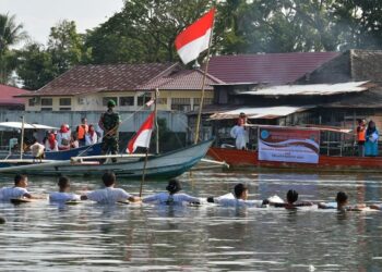 Pokdarwis Gunung Padang Gelar Upacara HUT Kemerdekaan ke-77 RI di Atas Perahu di Sungai Batang Arau