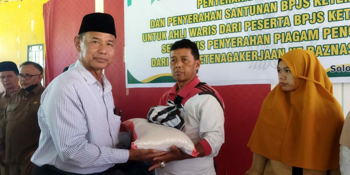 Baznas Kota Solok Bersama BPJS Ketenagakerjaan Serahkan Paket Sembako dan Santunan