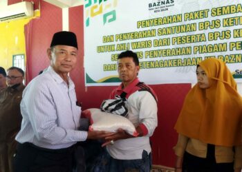 Baznas Kota Solok Bersama BPJS Ketenagakerjaan Serahkan Paket Sembako dan Santunan