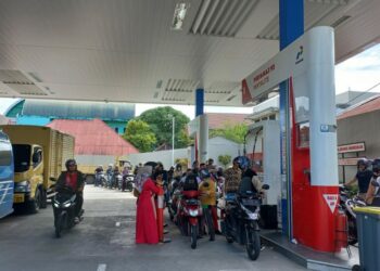 Harga BBM Resmi Naik, Antrean Panjang Mengular di Pertamina Sawahan