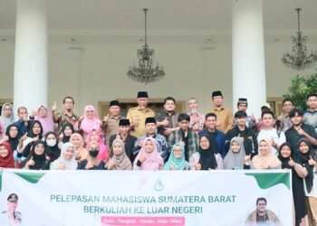 Lepas resmi putra-putri Sumbar kuliah ke luar negeri, Gubernur Mahyeldi: Jangan rendah diri, Minangkabau banyak lahirkan tokoh internasional