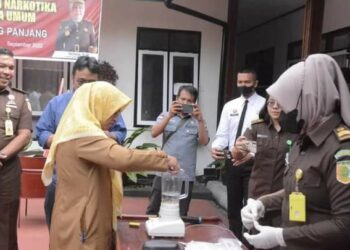 BB Sitaan 12 Perkara di Kejari Padang Panjang musnah dengan cara diblender dan dibakar