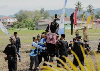 Urang-urang Sawah, Replika Manusia Pengusir Burung Memakai Baju Galembong