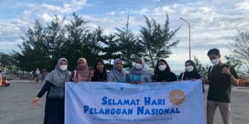 Peringati Hari Pelanggan Nasional, Paragon Bagikan 60 Paket Produk Gratis di Pantai Padang