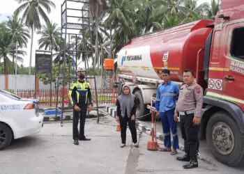 Pantau BBM Agar Tepat Sasaran, Sat Lantas Polres Solok Kawal Kendaraan Tangki BBM