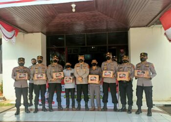 Pasca Kenaikan BBM, Polres Solok Kota Serahkan Bantuan Sosial Berupa Sembako Kepada Masyarakat