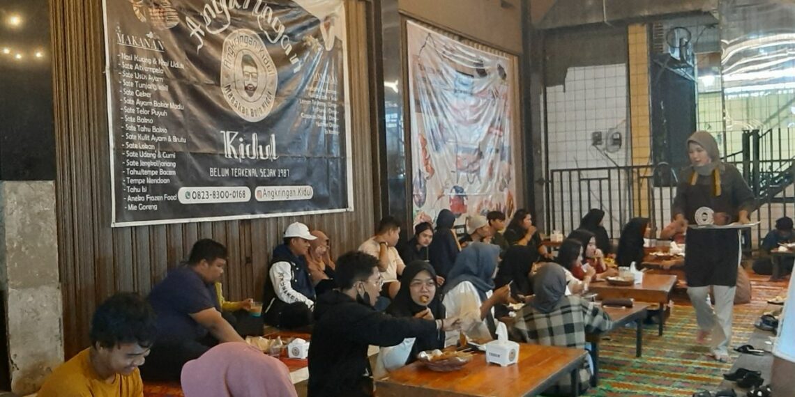 Eki Si Pemilik Angkringan Kidul Di Kota Padang