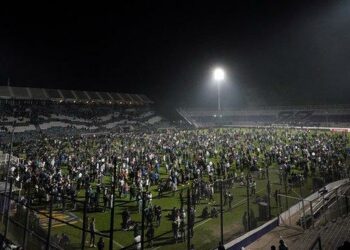 Peristiwa Polisi Tembak Gas Air Mata di Stadion Kembali Terulang, Satu Penggemar Tewas