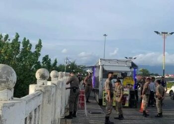 “Ngetem” di atas jembatan kawasan Pantai Padang, 5 mobil toko dikandangkan ke Mako Satpol PP