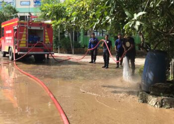 Pasca Banjir Gawan, Damkar Kota Solok Bantu Warga Bersihkan Lumpur yang Tersisa