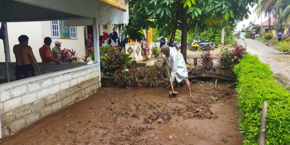 Tak Sempat Selamatkan Barang-barang, Seluruh Isi Warung Hanyut Terbawa Banjir di Koto Sani