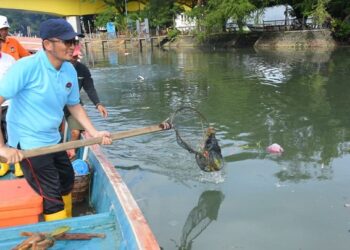 Wali Kota Padang pimpin goro  pembersihan bangkai kapal di Sungai Batang Arau, Hendri Septa: Jika dibiarkan akan terjadi pendangkalan