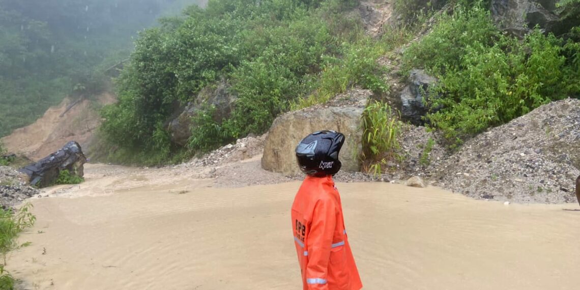 Akibat Longsor, Jalur Malalak-Sicincin Ditutup Sementara