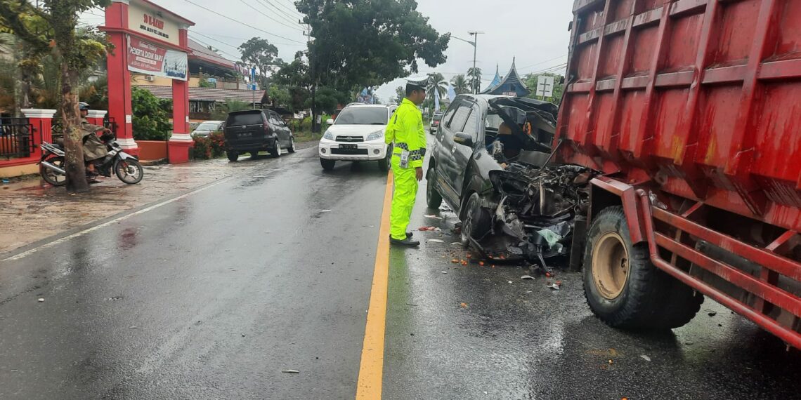 Kecelakaan Maut di Pasaman Barat, Sopir Toyota Avanza Tewas di Tempat