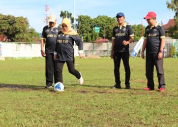 Tendangan Kick Off Nurnisma Buka Secara Resmi Turnamen DPRD Cup 2022