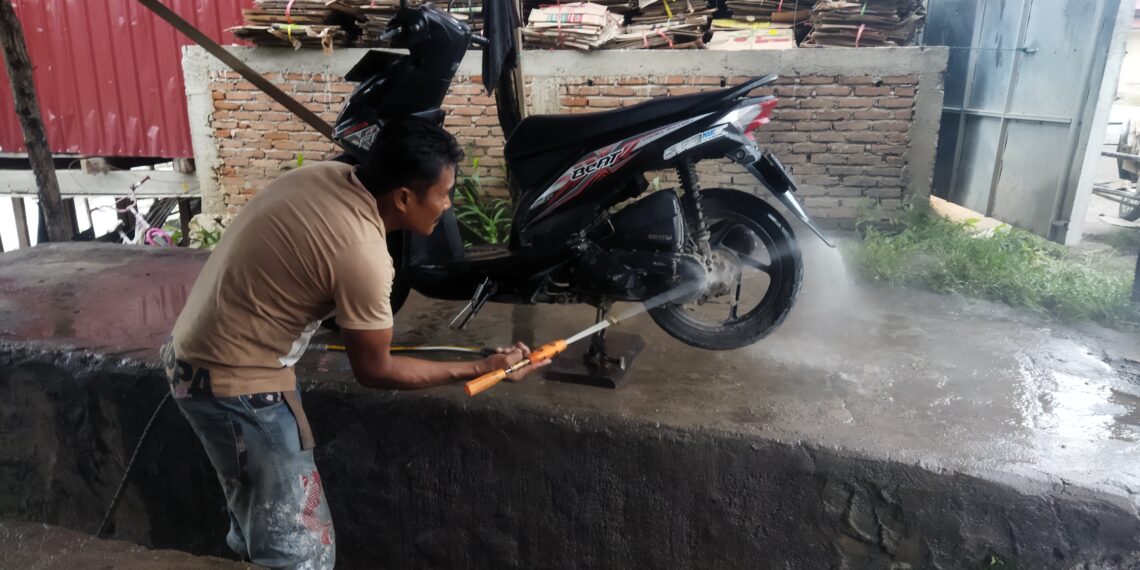 Musim Hujan, Jasa Cuci Motor Raup Untung Lebih Besar