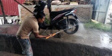 Musim Hujan, Jasa Cuci Motor Raup Untung Lebih Besar