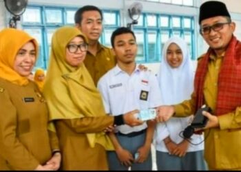 Wali Kota Hendri Septa sambangi tempat bersekolah masa lalu, serahkan 52 e-KTP untuk siswa 17 tahun ke atas SMA 2 Padang
