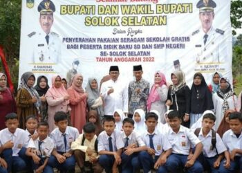Pemkab Solok Selatan Peduli Pendidikan, bagikan 9.454 pasang seragam untuk Siswa Baru SD-SMP sepanjang 2022