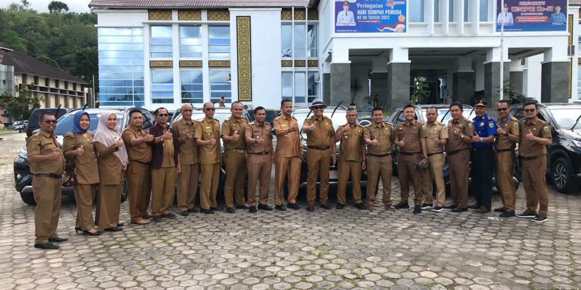 Reward atas Prestasi Camat, Bupati Solok Serahkan Delapan Kendaraan Dinas
