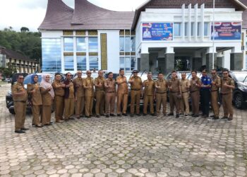 Reward atas Prestasi Camat, Bupati Solok Serahkan Delapan Kendaraan Dinas