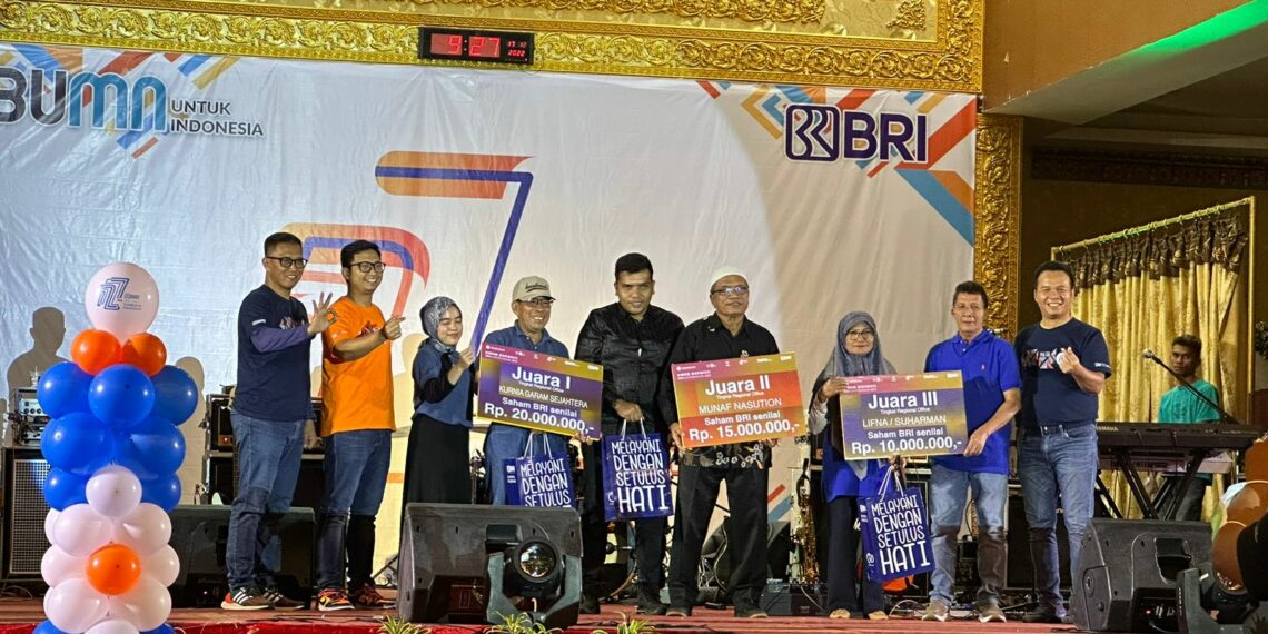 HUT ke 127, BRI Bagikan Award Bagi Nasabah RO Padang yang Dinilai Loyal