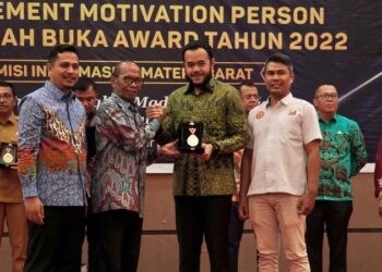 Padang Panjang Kota Informatif, Wako Fadly Amran Dapat Anugerah Tokoh Keterbukaan Informasi