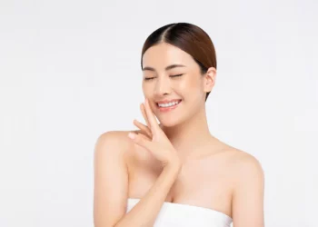 6 Kebiasaan di Malam Hari yang Bikin Kulit Wajah Makin Glowing