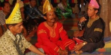8 Keunikan Tradisi Berbalas Pantun di Minangkabau