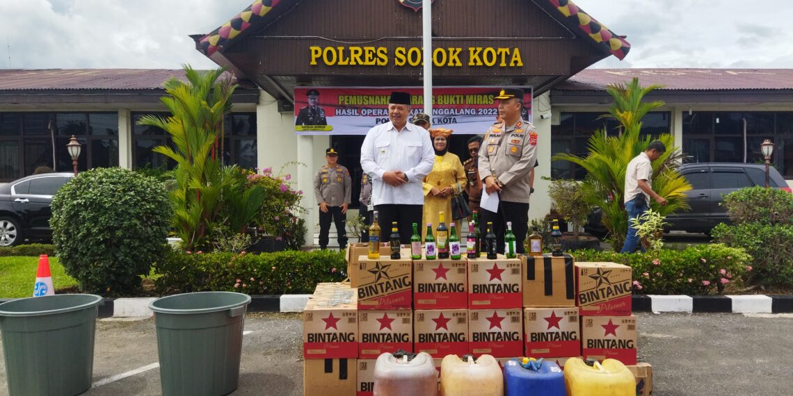 Polres Solok Kota Musnahkan Barang Bukti Miras Hasil Operasi Pekat Singgalang 2022