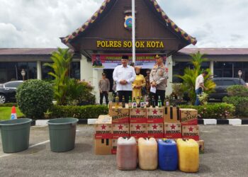 Polres Solok Kota Musnahkan Barang Bukti Miras Hasil Operasi Pekat Singgalang 2022