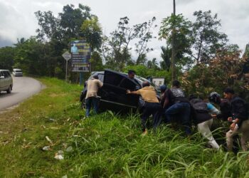 Hilang Kendali, Minibus Agya Kecelakaan Tunggal Tabrak Rambu Jalan di Solok