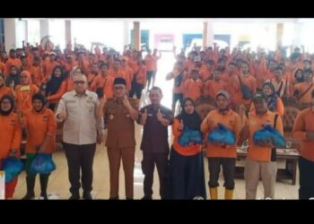 Tidak terima Gaji Desember 2022, sebanyak 300 Petugas Kebersihan DLH Kota Padang dapat Sembako dari Pemko