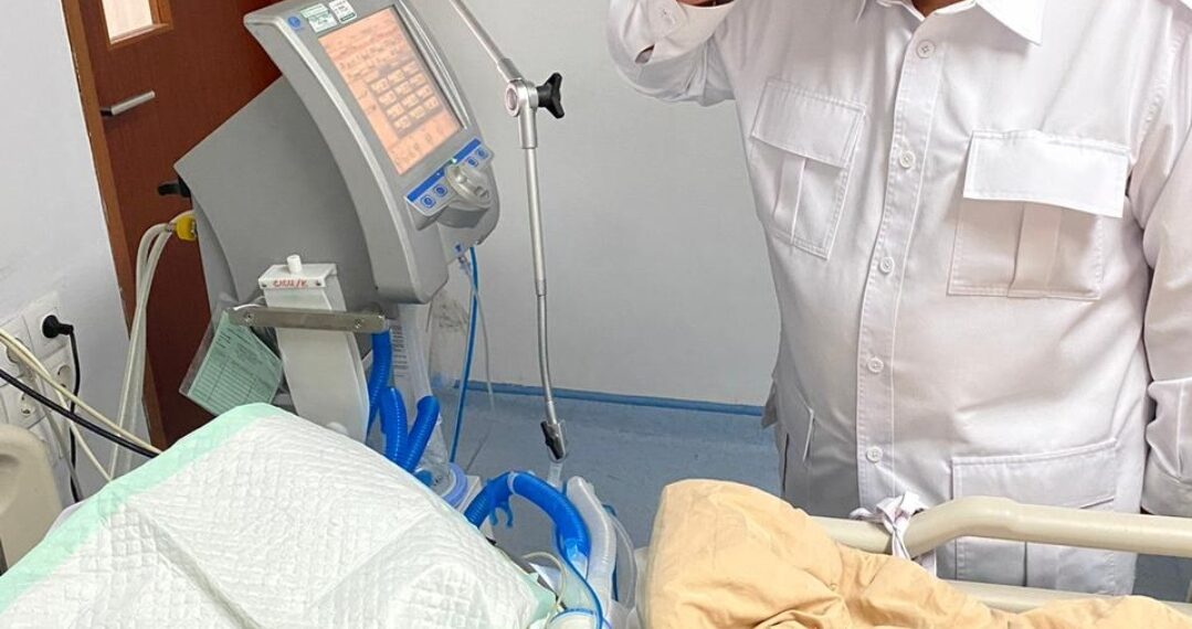 Dua Menteri Jokowi Bezuk Gubernur Sumbar Periode 1977-1987 yang Tengah Dirawat di RSPAD