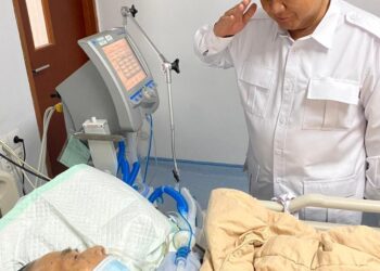 Dua Menteri Jokowi Bezuk Gubernur Sumbar Periode 1977-1987 yang Tengah Dirawat di RSPAD