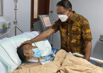 Dua Menteri Jokowi Bezuk Gubernur Sumbar Periode 1977-1987 yang Tengah Dirawat di RSPAD