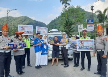Kampanye Keselamatan ala Polantas Solok, Ada Bagi-bagi Bawang hingga Helm SNI
