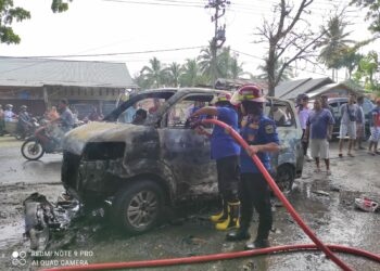 Satu Unit Minibus Suzuki APV Terbakar di Banda Panduang Solok