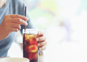 Kenali Dampak Buruk Akibat Terlalu Sering Minum Es Teh Setelah Makan