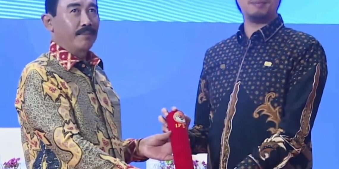 Wali Kota Bukittinggi Erman Safar Terima Penghargaan Kartika Pamong Praja